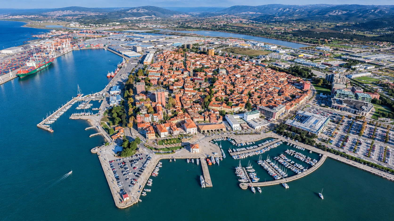 Pogled na Koper, pristanišče in staro mestno jedro